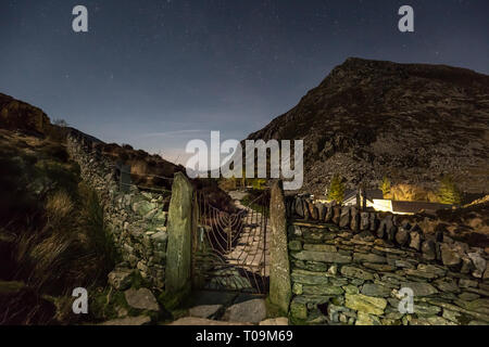 Scenic, starry, Nacht, Zeit, Ansicht im Snowdonia National Park, auf der Suche nach Kugelschreiber jahr Ole Wen nach Berg zu Fuß in der Nacht der Rückkehr von Llyn Idwal. Stockfoto
