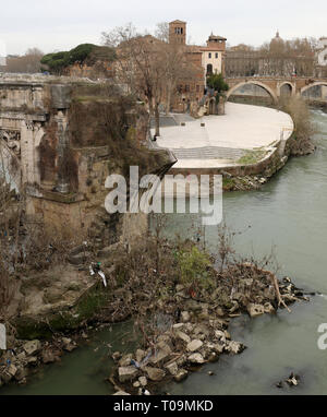 Alte kaputte Brücke Ponte Rotto in Italienisch in Rom, Italien und den Tiber Insel namens Stockfoto