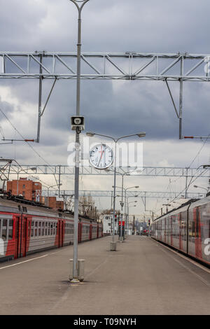 Am Bahnhof. Die russische Eisenbahn. Der Zug wartet auf Fahrgäste. April 29, 2018, Russland, St. Petersburg, Ostsee Station Stockfoto