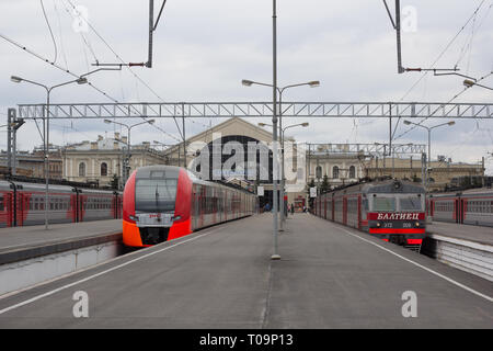 Am Bahnhof. Die russische Eisenbahn. Der Zug wartet auf Fahrgäste. April 29, 2018, Russland, St. Petersburg, Ostsee Station Stockfoto