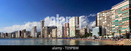 Blick entlang der belebten Playa De Levante Strand, Benidorm Resort, Costa Blanca, Provinz Valencia, Spanien, Europa. Stockfoto