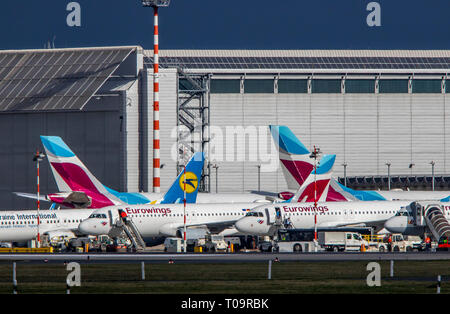 Internationaler Flughafen Düsseldorf, DUS, Eurowings Flugzeug, Stockfoto