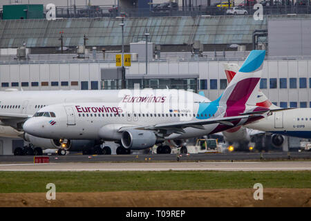 Internationaler Flughafen Düsseldorf, DUS, Eurowings Flugzeug, Stockfoto