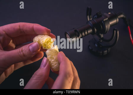 ASMR-Mikrofon und Cracker Sound - Autonome sensorische Meridian Antwort Stockfoto