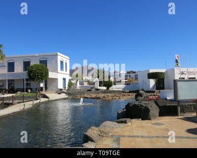 Flaches, weiß getünchten Gebäuden schimmern in den blauen Himmel von Lanzarote, einer beliebten Winter Sonne Ziel Stockfoto