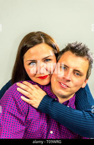 mittleren Alter glückliche Paar auf weißem Hintergrund Stockfoto