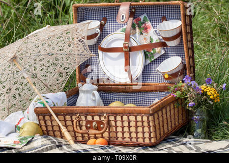 Für ein romantisches Picknick im Freien, in der Natur im Sommer Stockfoto