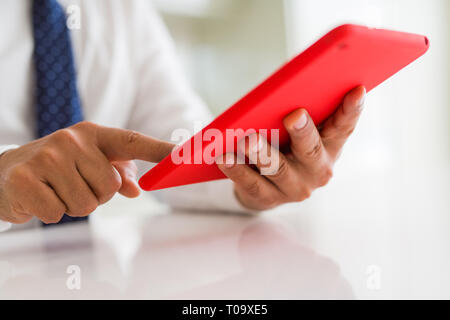 Nahaufnahme des mittleren Alters mit Tablet Mann Stockfoto