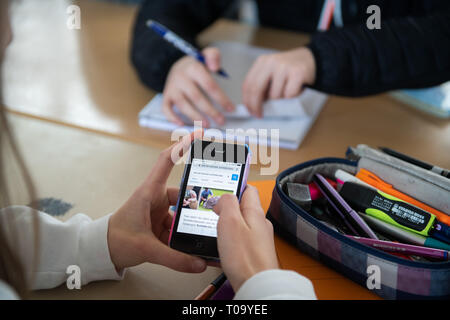 Hamburg, Deutschland. 18 Mär, 2019. Abbildung - eine fünfte Klasse Schüler eines Gymnasiums verwendet die Suchfunktion von Ihrem Smartphone. Credit: Daniel Reinhardt/dpa/Alamy leben Nachrichten Stockfoto