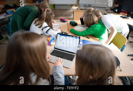 Hamburg, Deutschland. 18 Mär, 2019. Abbildung - Schüler einer fünften Klasse eines Gymnasiums mit einem Laptop in der Klasse. Credit: Daniel Reinhardt/dpa/Alamy leben Nachrichten Stockfoto