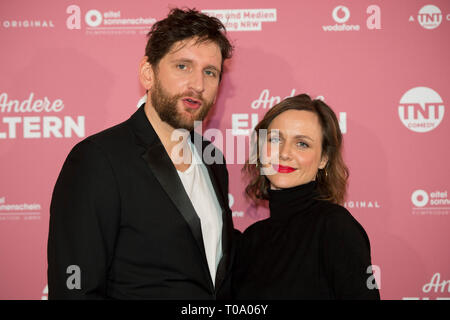 Nadja BECKER, Schauspielerin, Sebastian SCHWARZ, Schauspieler, Portrait, portrÃ t, Porträt, 7/8-Einzelbild, einzigen Motiv, roter Teppich, roten Teppich zeigen, Ankunft, Ankunft, Premiere "anderen Eltern" am 14. März 2019 im Residenz-Kino in Koeln. | Verwendung weltweit Stockfoto