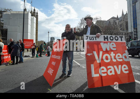 London, Großbritannien. 18 Mär, 2019. Die Demonstranten lassen außerhalb der Häuser des Parlaments. Theresa May, Premierminister, erwägen, um die Europäische Union für eine lange Verzögerung zu Artikel 50, wenn sie feststellt, dass MPs Ihr Brexit Deal wird in einer sinnvollen Abstimmung zum dritten Mal abgelehnt. Credit: Stephen Chung/Alamy leben Nachrichten Stockfoto