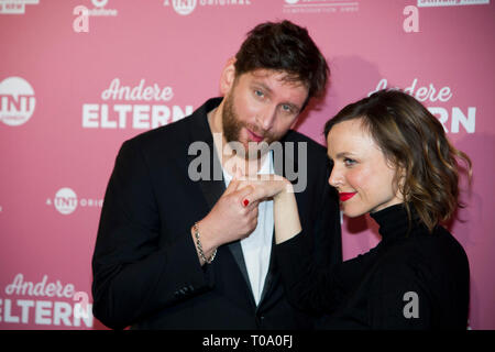 Nadja BECKER, Schauspielerin, Sebastian SCHWARZ, Schauspieler, Portrait, portrÃ t, Porträt, 7/8-Einzelbild, einzigen Motiv, roter Teppich, roten Teppich zeigen, Ankunft, Ankunft, Premiere "anderen Eltern" am 14. März 2019 im Residenz-Kino in Koeln. | Verwendung weltweit Stockfoto