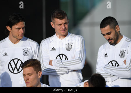 Nico Schulz (Deutschland), Toni Kroos (Deutschland), Ilkay Guendogan (Deutschland). GES/fussball/Nationalmannschaft: DFB-Teambus, 18.03.2019 Fußball / Fussball: Deutsche Nationalmannschaft, neuen Teambus, Wolfsburg, 18. März 2019 | Verwendung weltweit Stockfoto