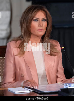 Washington, USA. 18. Mär 2019. First Lady Melania Trump Hosts eine Sitzung der Interinstitutionellen Arbeitsgruppe für die Jugend in den Speisesaal des Weißen Hauses in Washington, DC am Montag, 18. März 2019. Die Gruppe wurde ursprünglich unter dem ehemaligen Präsidenten der Vereinigten Staaten George W. Bush gegründet und ist Teil der Bemühungen, die First Lady der 'besten' Initiative mit der Arbeitsgruppe sein. Credit: Ron Sachs/CNP | Verwendung der weltweiten Kredit: dpa Picture alliance/Alamy leben Nachrichten Stockfoto