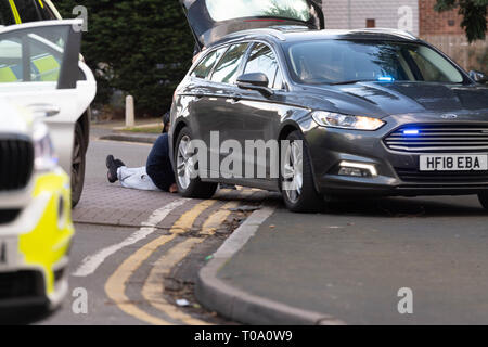 Brentwood, Essex, Großbritannien. 18. Mär 2019. Eine große bewaffnete Polizei Vorfall hat in Brentwood Essex genommen. Ungefähr sechs bis acht markierte und unmarkierte Fahrzeuge der Polizei mit Zahlen der bewaffneten Polizei wurden im Ereignis beteiligt. Es schien, dass zwei oder drei Männern, die als Ergebnis der Aktivität Es ist nicht klar, wenn der Incident terroristischen Kredit: Ian Davidson/Alamy Leben Nachrichten festgehalten wurden Stockfoto