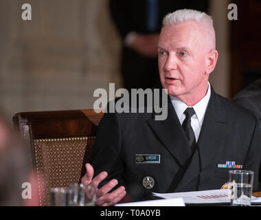 Admiral Brett S. Giroir, M.D., behilflicher Staatssekretär für Gesundheit, US-Gesundheitsministerium (HHS), macht Bemerkungen als First Lady Melania Trump Hosts eine Sitzung der Interinstitutionellen Arbeitsgruppe für die Jugend in den Speisesaal des Weißen Hauses in Washington, DC am Montag, 18. März 2019. Die Gruppe wurde ursprünglich unter dem ehemaligen Präsidenten der Vereinigten Staaten George W. Bush gegründet und ist Teil der Bemühungen, die First Lady der 'besten' Initiative mit der Arbeitsgruppe sein. Credit: Ron Sachs/CNP/MediaPunch Stockfoto