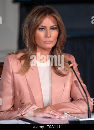 First Lady Melania Trump Hosts eine Sitzung der Interinstitutionellen Arbeitsgruppe für die Jugend in den Speisesaal des Weißen Hauses in Washington, DC am Montag, 18. März 2019. Die Gruppe wurde ursprünglich unter dem ehemaligen Präsidenten der Vereinigten Staaten George W. Bush gegründet und ist Teil der Bemühungen, die First Lady der 'besten' Initiative mit der Arbeitsgruppe sein. Credit: Ron Sachs/CNP/MediaPunch Stockfoto