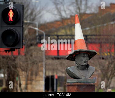 Glasgow, Schottland, Großbritannien, 18. März, 2019. Clydebank Schweißer iconic lokale Schiffbau memorial Statue der Kegelspitze moderne Kunst Behandlung, der Herzog von Wellington statue Wahrzeichen der Stadt. Es hat einen Standard über Schottland, dass lokale verehrt Statuen der anarchischen Behandlung auf dem Weg zu Akzeptanz als populäre Kunstform. Credit: Gerard Fähre / alamy Leben Nachrichten Stockfoto