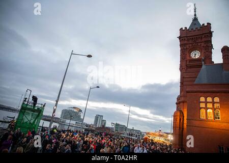 Cardiff, Wales, UK. 18. Mär 2019. Ventilatoren passen auf wie Wales's Grand Slam-winning Rugby-nationalmannschaft, die Nationalversammlung für Wales Senedd Gebäude in Cardiff Bay begrüßt werden. Credit: Mark Hawkins/Alamy leben Nachrichten Stockfoto