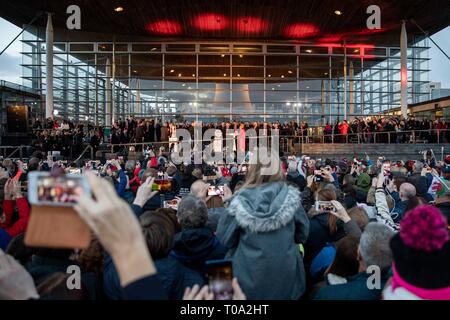 Cardiff, Wales, UK. 18. Mär 2019. Ventilatoren passen auf wie Wales's Grand Slam-winning Rugby-nationalmannschaft, die Nationalversammlung für Wales Senedd Gebäude in Cardiff Bay begrüßt werden. Credit: Mark Hawkins/Alamy leben Nachrichten Stockfoto