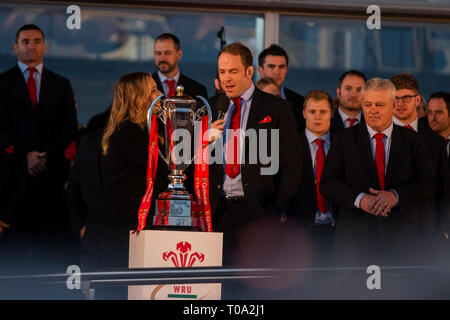 Cardiff, Wales, UK. 18. Mär 2019. Team Captain Alun Wyn Jones gibt ein Interview wie Wales's Grand Slam gewinnen nationalen Rugby Team sind an die Nationalversammlung für Wales Senedd Gebäude in der Bucht von Cardiff begrüßt. Credit: Mark Hawkins/Alamy leben Nachrichten Stockfoto