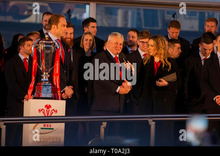 Cardiff, Wales, UK. 18. Mär 2019. Trainer Warren Gatland gibt ein Interview wie Wales's Grand Slam gewinnen nationalen Rugby Team sind an die Nationalversammlung für Wales Senedd Gebäude in der Bucht von Cardiff begrüßt. Credit: Mark Hawkins/Alamy leben Nachrichten Stockfoto