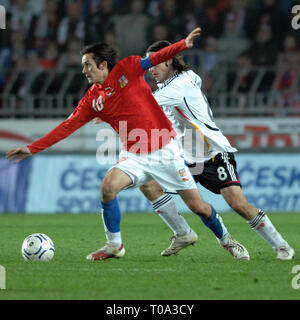 März 24, 2007 - Prag, Tschechische Republik - Euro 2008 Gruppe D qualifikationsspiel zwischen der Tschechischen Republik und Deutschland, 1:2, Toyota Arena in Prag, 24. März 2007, CZE. Tomas Rosicky (L) der Tschechischen Republik kämpft für den ball mit Torsten Frings (R) von Deutschland, während der EURO 2008 Gruppe D Match in Prag. Andere Mannschaften in der Gruppe D sind Irland, die Slowakei, Zypern, Wales und San Marino.. Foto Slavek Ruta (Credit Bild: © Slavek Ruta/ZUMA Draht) Stockfoto