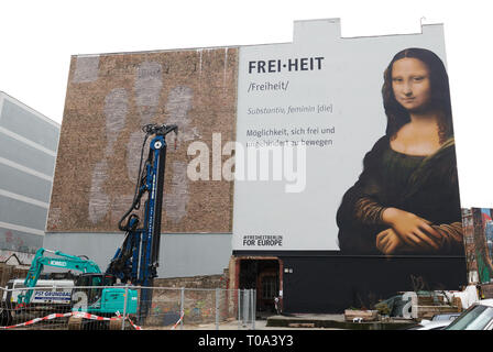 Berlin, Deutschland. 14 Mär, 2019. Die übergrossen Mona Lisa sieht jetzt am Prinzessinnenstrasse in Kreuzberg. Sie verließ das Haus auf der anderen Straßenseite von der East Side Gallery. Der Berliner Künstler kollektive Dixons verantwortlich für die Kampagne 'FreiheitBerlin für Europa" waren. Quelle: Annette Riedl/dpa/Alamy leben Nachrichten Stockfoto