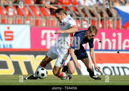 Prag, Tschechische Republik. 30 Mai, 2008. Freundliche Tschechische Republik match vs Schottland, 3:1, 30. Mai 2008, Prag, CZ. Der Tschechischen Republik Jan Polak (L) kämpft für eine Kugel mit Darren Fletcher (R) aus Schottland während Ihr freundliches Fußballspiel in der AXA Arena, in Prag, am 30. Mai 2008./PSPA/Credit: Slavek Slavek Ruta Ruta/ZUMA Draht/Alamy leben Nachrichten Stockfoto