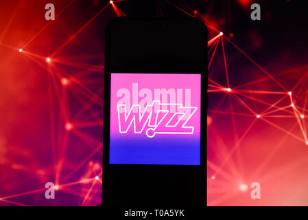 Porto, Portugal. 19 Mär, 2019. Wizz Air Logo ist auf ein Android Mobiltelefon gesehen. Credit: Omar Marques/SOPA Images/ZUMA Draht/Alamy leben Nachrichten Stockfoto