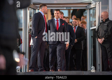 Cardiff, Großbritannien. 18 Mär, 2019. Wales national Rugby Team, gewann der Nationalversammlung sowohl die Sechs Nationen und der Grand Slam für Wales Senedd Gebäude in der Bucht von Cardiff begrüßte heute sind für eine öffentliche Veranstaltung. Credit: Phil Rees/Alamy leben Nachrichten Stockfoto