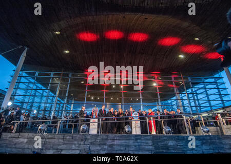 Cardiff, Großbritannien. 18 Mär, 2019. Wales national Rugby Team, gewann der Nationalversammlung sowohl die Sechs Nationen und der Grand Slam für Wales Senedd Gebäude in der Bucht von Cardiff begrüßte heute sind für eine öffentliche Veranstaltung. Credit: Phil Rees/Alamy leben Nachrichten Stockfoto