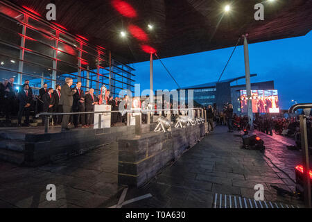 Cardiff, Großbritannien. 18 Mär, 2019. Wales national Rugby Team, gewann der Nationalversammlung sowohl die Sechs Nationen und der Grand Slam für Wales Senedd Gebäude in der Bucht von Cardiff begrüßte heute sind für eine öffentliche Veranstaltung. Credit: Phil Rees/Alamy leben Nachrichten Stockfoto