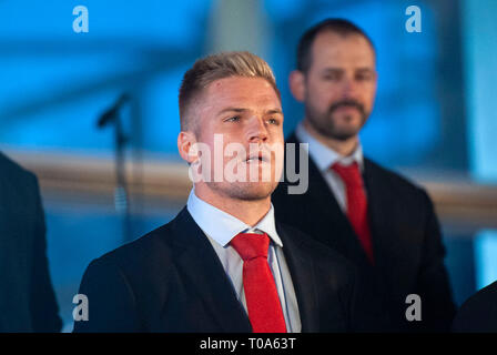 Cardiff, Großbritannien. 18 Mär, 2019. Wales national Rugby Team, gewann der Nationalversammlung sowohl die Sechs Nationen und der Grand Slam für Wales Senedd Gebäude in der Bucht von Cardiff begrüßte heute sind für eine öffentliche Veranstaltung. Gareth Anscombe. Credit: Phil Rees/Alamy leben Nachrichten Stockfoto