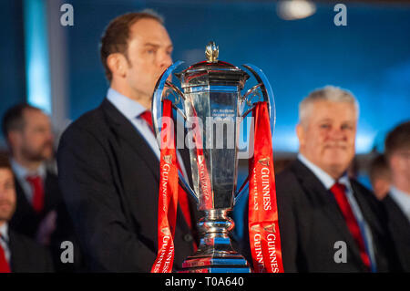 Cardiff, Großbritannien. 18 Mär, 2019. Die Sechs Nationen Trophäe - Wales national Rugby Team, gewann der Nationalversammlung sowohl die Sechs Nationen und der Grand Slam für Wales Senedd Gebäude in der Bucht von Cardiff begrüßte heute sind für eine öffentliche Veranstaltung. Credit: Phil Rees/Alamy leben Nachrichten Stockfoto