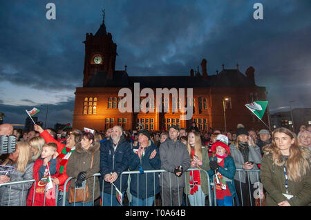 Cardiff, Großbritannien. 18 Mär, 2019. Wales national Rugby Team, gewann der Nationalversammlung sowohl die Sechs Nationen und der Grand Slam für Wales Senedd Gebäude in der Bucht von Cardiff begrüßte heute sind für eine öffentliche Veranstaltung. Credit: Phil Rees/Alamy leben Nachrichten Stockfoto