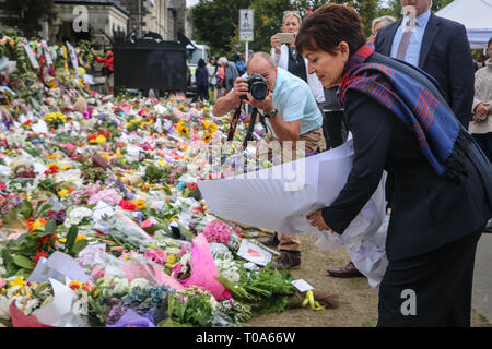 New Zealand Governor General Patsy Reddy legt Blumen für die Opfer der Terroranschläge Christchurch Moscheen. Rund 50 Personen wurde angeblich in der Christchurch getötet Moscheen Terroranschlag schießen Targeting die Masjid Al Noor Moschee und die linwood Moschee. Stockfoto