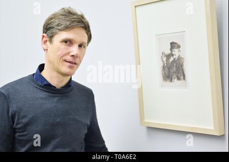 Mannheim, Deutschland. 22 Feb, 2019. Provenienzforscherin Mathias Listl steht vor einem Gemälde des Künstlers Wilhelm Leibl "Der Trinker" (1874) in der Kunsthalle Mannheim. (Dpa: "Der Sherlock Holmes der Kunsthalle ist beutekunst auf der Spur" vom 19.03.2019) Credit: Uwe Anspach/dpa/Alamy leben Nachrichten Stockfoto