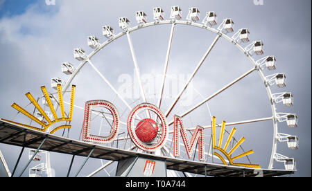 Hamburg, Deutschland. 18 Mär, 2019. Das Riesenrad auf dem Hamburger Dom kann hinter dem Eingang des Heiligengeistfeld gesehen werden. Die Feder Kathedrale findet von 22. März bis 22. April 2019. Credit: Daniel Reinhardt/dpa/Alamy leben Nachrichten Stockfoto