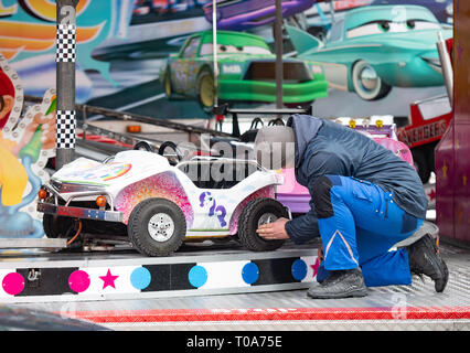 Hamburg, Deutschland. 18 Mär, 2019. Ein Mann arbeitet auf eine Fahrt für Kinder in Hamburger Dom. Die Feder Kathedrale findet von 22. März bis 22. April 2019. Credit: Daniel Reinhardt/dpa/Alamy leben Nachrichten Stockfoto