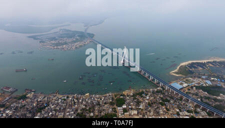 Peking, China. 18 Mär, 2019. Luftbild am 18. März 2019 zeigt die Haiwen Brücke, South China Hainan Provinz übernommen. Das Kreuz - Sea Bridge, die über seismische Störungen gebaut wurde, offiziell in Betrieb ging am Montag. Die Gesamtlänge der Brücke ist 5.597 km, davon 3.959 km über das Meer. Die Brücke, die links Yanfeng Gemeinde der Stadt Haikou und Puqian Gemeinde der Stadt Wenchang, schneiden die Reise zwischen den beiden Orten von anderthalb Stunden auf etwa 20 Minuten. Quelle: Guo Cheng/Xinhua/Alamy leben Nachrichten Stockfoto