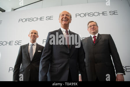 Stuttgart, Deutschland. 19 Mär, 2019. Von links nach rechts: Philipp von Hagens, Mitglied des Vorstands der Porsche SE Holding, Hans Dieter Pötsch, Vorsitzender der Linken, und Manfred Döss, Mitglied des Vorstands, bei der Präsentation der Zahlen. Credit: Marijan Murat/dpa/Alamy leben Nachrichten Stockfoto