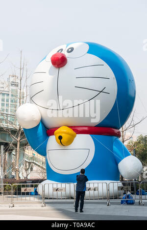 Shanghai, China. 19. März 2019. Die 10 Meter hohen Riesen Doraemon auf der Straße in Shanghai, China, gesehen werden kann. Credit: SIPA Asien/ZUMA Draht/Alamy leben Nachrichten Stockfoto