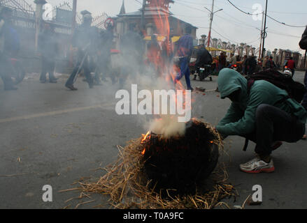 Srinagar, Kashmir. 19. Mär 2019. Wütende Demonstranten brennen Reifen auf der Straße draußen Große Moschee während eines Protestes gegen Rizwan Asad, die in der Haft gestorben. Rizwan Asad, ein Bewohner von Pulwama Awantipore, südlich von Srinagar. Ein Lehrer, der von der indischen Polizei und der nationalen Ermittlungs Agency (NIA) in Verbindung mit einem Terror verhaftet wurde. Der Vorfall hat Proteste in vielen Teilen des Landes ausgelöst. Credit: sofi Suhail/Alamy leben Nachrichten Stockfoto