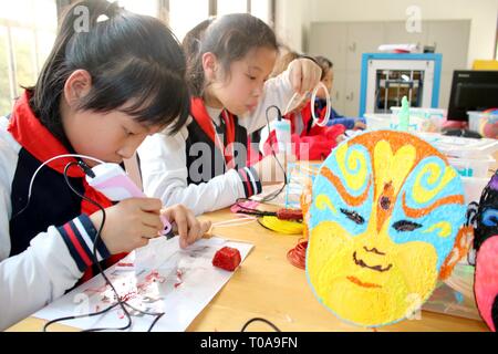 Suzh, Suzh, China. 19 Mär, 2019. Suzhou, China - Schüler erstellen verschiedene Zeichnungen mit 3D-Druck Stifte in Suzhou, Osten ChinaÃ¢â'¬â"¢s in der Provinz Jiangsu. Credit: SIPA Asien/ZUMA Draht/Alamy leben Nachrichten Stockfoto