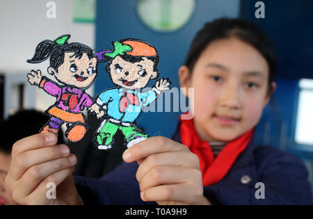 Suzh, Suzh, China. 19 Mär, 2019. Suzhou, China - Schüler erstellen verschiedene Zeichnungen mit 3D-Druck Stifte in Suzhou, Osten ChinaÃ¢â'¬â"¢s in der Provinz Jiangsu. Credit: SIPA Asien/ZUMA Draht/Alamy leben Nachrichten Stockfoto