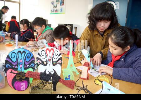 Suzh, Suzh, China. 19 Mär, 2019. Suzhou, China - Schüler erstellen verschiedene Zeichnungen mit 3D-Druck Stifte in Suzhou, Osten ChinaÃ¢â'¬â"¢s in der Provinz Jiangsu. Credit: SIPA Asien/ZUMA Draht/Alamy leben Nachrichten Stockfoto