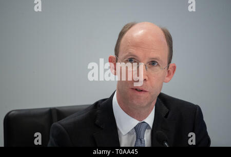 Stuttgart, Deutschland. 19 Mär, 2019. Philipp von Hagens, Mitglied des Vorstands der Porsche SE, besucht die Jahrespressekonferenz der VW Dachgesellschaft Porsche SE. Credit: Marijan Murat/dpa/Alamy leben Nachrichten Stockfoto