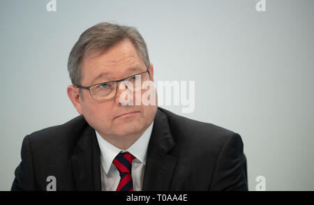 Stuttgart, Deutschland. 19 Mär, 2019. Manfred Döss, Mitglied des Vorstands der Porsche SE, besucht die Jahrespressekonferenz der VW Dachgesellschaft Porsche SE. Credit: Marijan Murat/dpa/Alamy leben Nachrichten Stockfoto